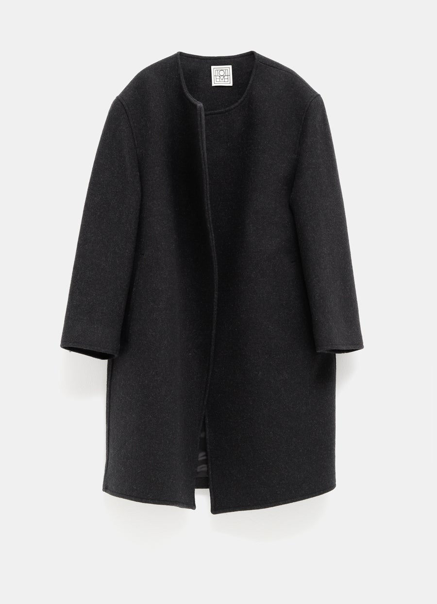 Abrigo de fieltro sin cuello