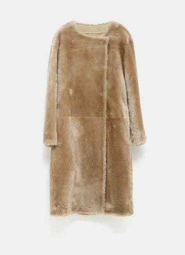 Abrigo sin solapas de pelo de cordero